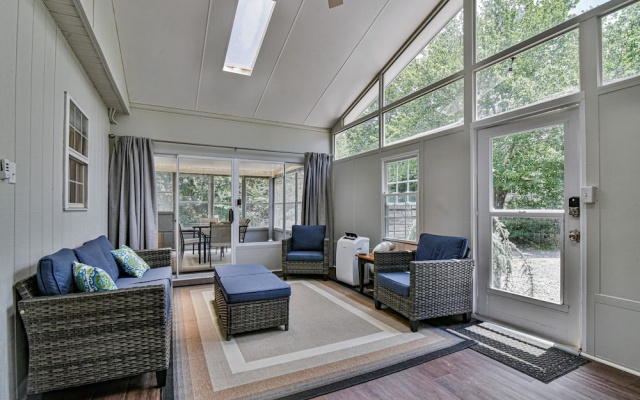 photo 5 of 2 BR apt near Mtn to Sea Hiking Trail