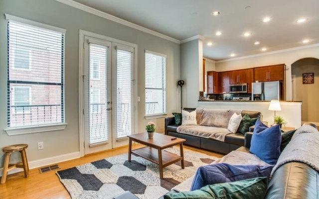 photo 2 of 2 Huge Townhouses in Oak Lawn PERFECT for groups