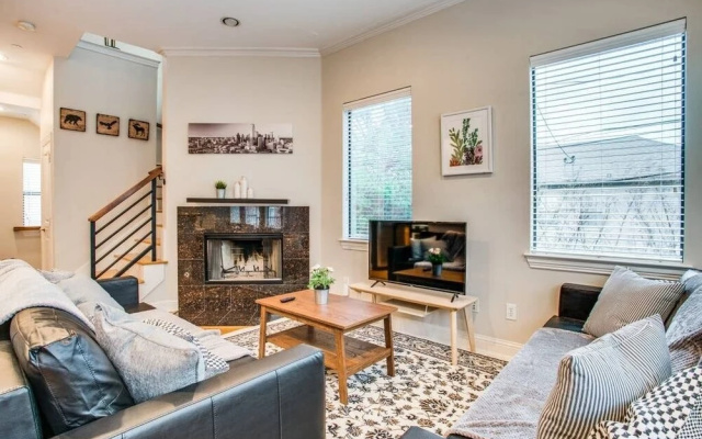 photo 4 of 2 Huge Townhouses in Oak Lawn PERFECT for groups
