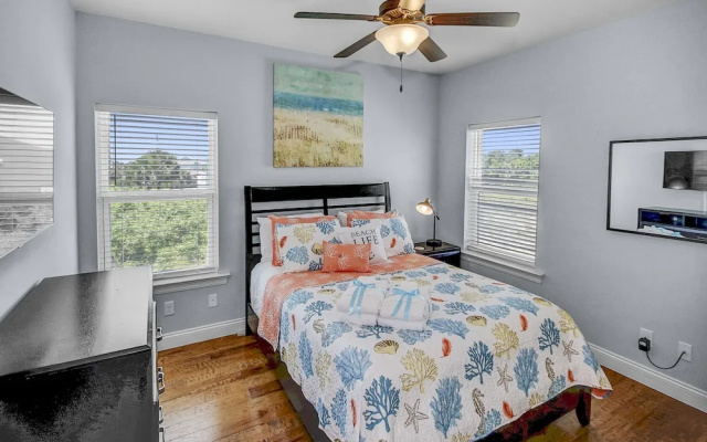 photo 2 of 5 Bed, 5 Bath Beach Home/only a 3 Minute Walk To The Beach! Sleeps 12