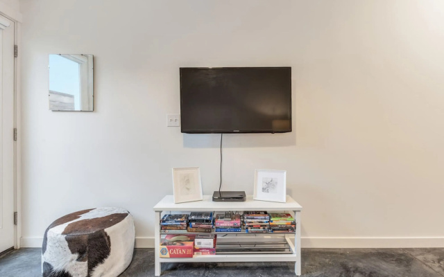 photo 4 of 2BR 2BA The Ballard Modish Seattle Location With Rooftop View