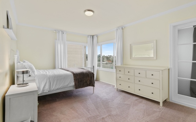 photo 4 of 2br Flat For Corporate Travelers W/ Parking In Sf! 2 Bedroom Apts by RedAwning