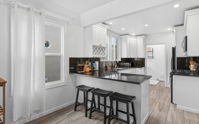 photo 5 of 2br Flat For Corporate Travelers W/ Parking In Sf! 2 Bedroom Apts by RedAwning