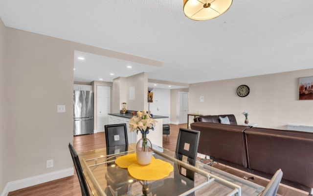 photo 2 of 2BR Modern Apt with Easy Access to City