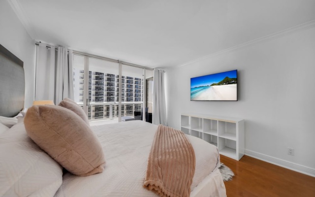 photo 5 of 3 Bedroom Condo With Balcony View