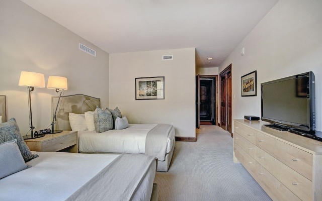 photo 4 of 3 BR Luxury Ritz-Carlton Condo w/ Mountain Views by RedAwning - Save 20% on 7+ Nights!