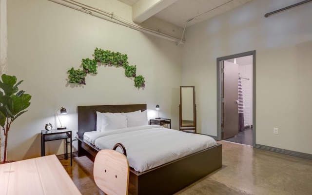 photo 3 of 3 Bedroom Unit in Downtown Dallas with Pool & Gym