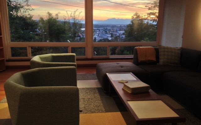 photo 4 of 3BR Mountain View House in Seattle by RedAwning