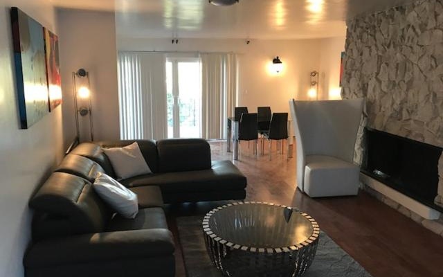 photo 2 of 4 bedroom and 3 bath home close to universal studio and Hollywood