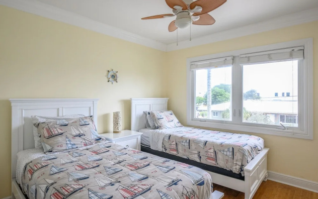 photo 3 of 4331 W Tradewinds Ave Duplex Unit A 3 Bedrooms 2.5 Bathrooms Duplex