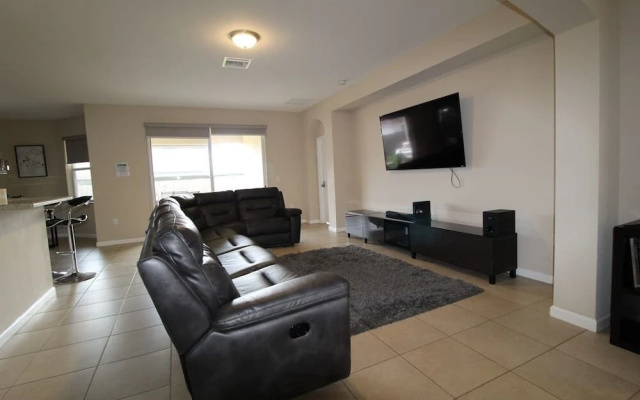 photo 2 of 4Br 3Ba House In Miami By Asvr 12748