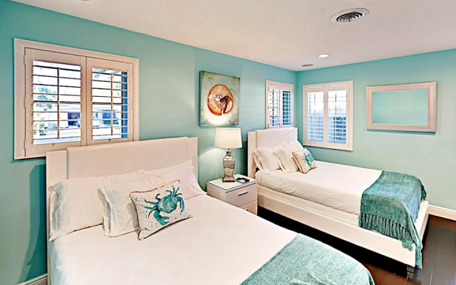 photo 4 of 4br/4ba W/ Private Deck & Heated Pool - Near Beach 4 Bedroom Home
