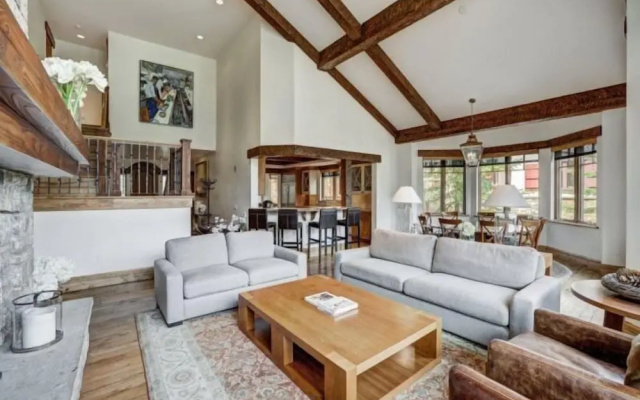 photo 2 of 5 Bedroom Luxury Townhome in Lionshead Village