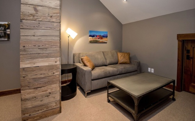 photo 4 of 5 Bedroom Private Home With The Easiest Mountain Access Home by Redawning