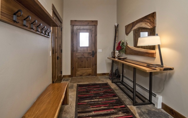 photo 5 of 5 Bedroom Private Home With The Easiest Mountain Access Home by Redawning