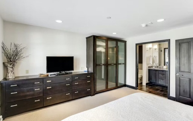 photo 3 of 5 Bedroom Ski-in/ski-out Luxury Townhome in The Meadows Townhomes
