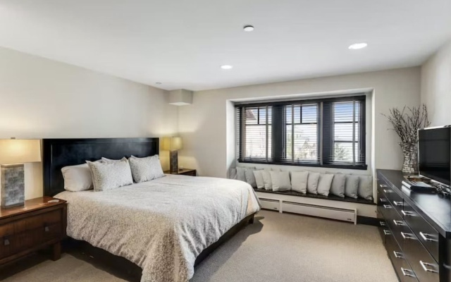 photo 4 of 5 Bedroom Ski-in/ski-out Luxury Townhome in The Meadows Townhomes