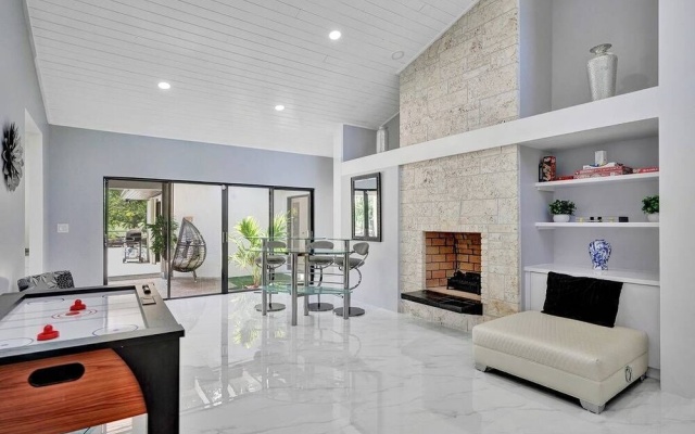 photo 5 of 6 BR Home with Heated Pool & Golf View