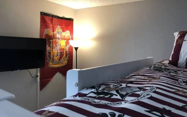 photo 3 of 6149 Sandcrest · Next TO Universal. 8 Beds. Pool. Very Clean