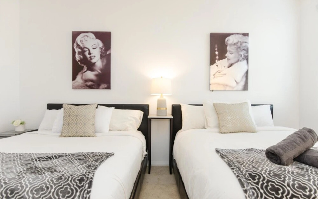 photo 5 of 6BD Hollywood Stars Walk of Fame Suite