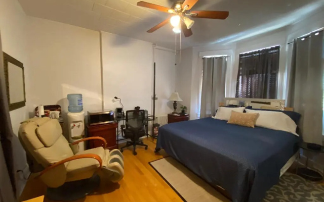 photo 5 of 7 Room with Jacuzzi, Massage Seat, and Parking Spac, 15 mins in bus and 7 minutes via New York Waterway Ferry to the CITY - THE BEST CHOICES!!