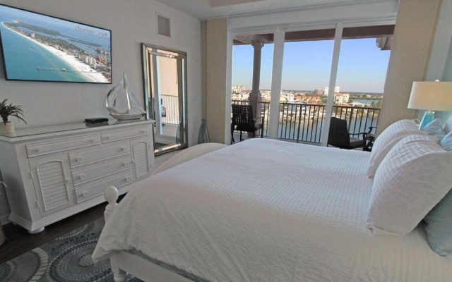 photo 2 of 806 Harborview Grande