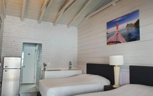 photo 3 of Hollywood Gardens Inn & Suites