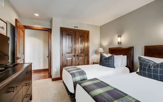 photo 2 of 3 BR Ritz-Carlton Residence with Valley Views by RedAwning - Save 20% on 7+ Nights!