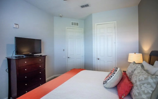 photo 4 of Altavista Lakeview 3 Bedroom Condo by RedAwning