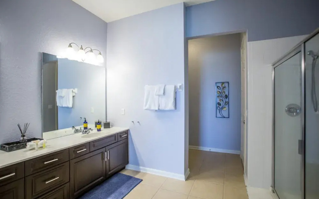 photo 5 of Altavista Lakeview 3 Bedroom Condo by RedAwning