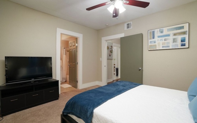 photo 2 of Amazing Fully Fenced Home Only 5 Mins From Downtown