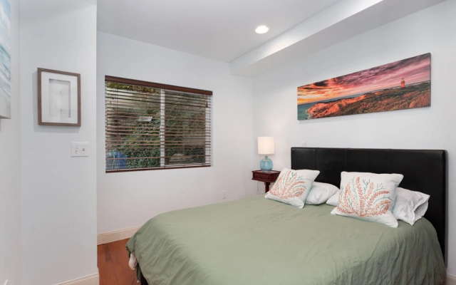 photo 4 of Amazing Sunsets At 3br Over The Puget Sound 3 Bedroom Home by Redawning