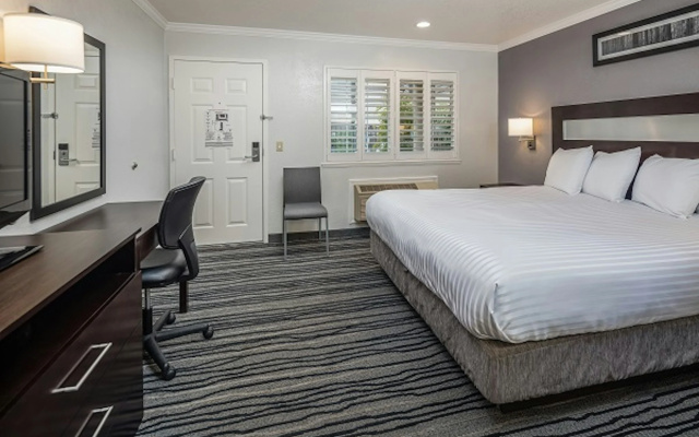 photo 3 of Redwood Creek Inn