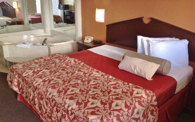 photo 3 of America's Best Inn Warren Detroit