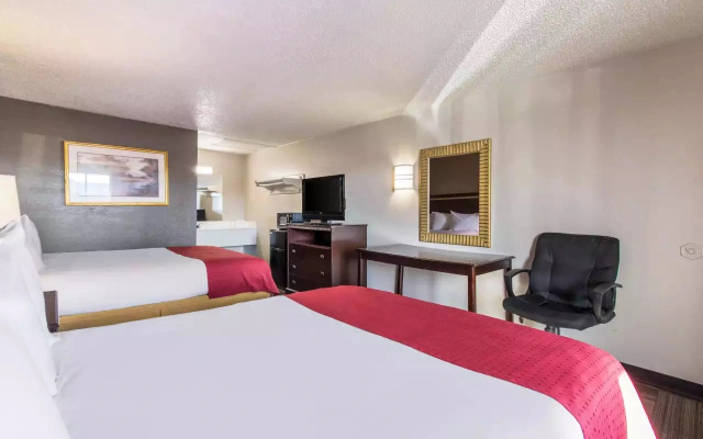 photo 4 of Rodeway Inn Canton