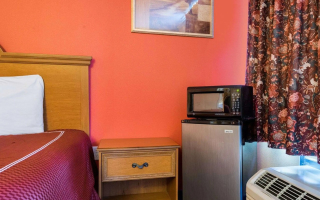 photo 4 of Rodeway Inn University Hotel