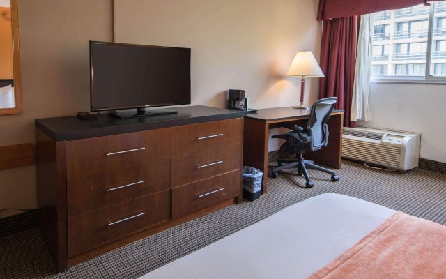 photo 3 of Howard Johnson by Wyndham Fullerton/Anaheim Conference Cntr