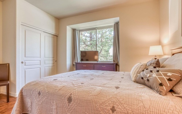 photo 4 of Spacious Outdoor Patio and Resort Amenities - Stylish Retreat