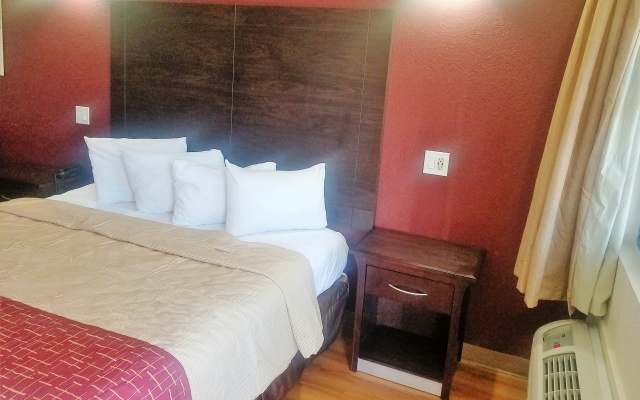 photo 4 of Red Roof Inn & Suites Houston - Hobby Airport