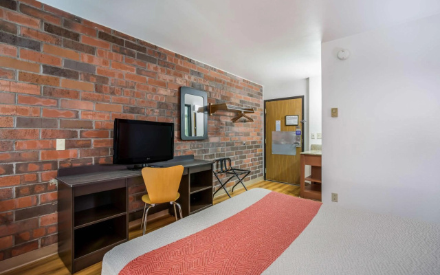photo 4 of Motel 6 Madison, WI - East