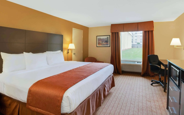 photo 3 of Four Points by Sheraton Charlotte Airport Hotel
