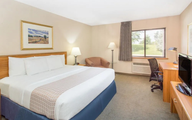 photo 5 of Baymont Inn & Suites Davenport
