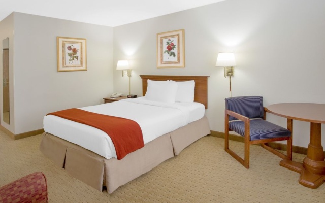 photo 3 of Baymont Inn & Suites Freeport