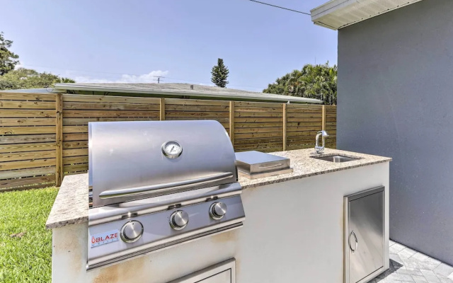 photo 5 of Beach House w/ Outdoor Kitchen, Walk to Coast
