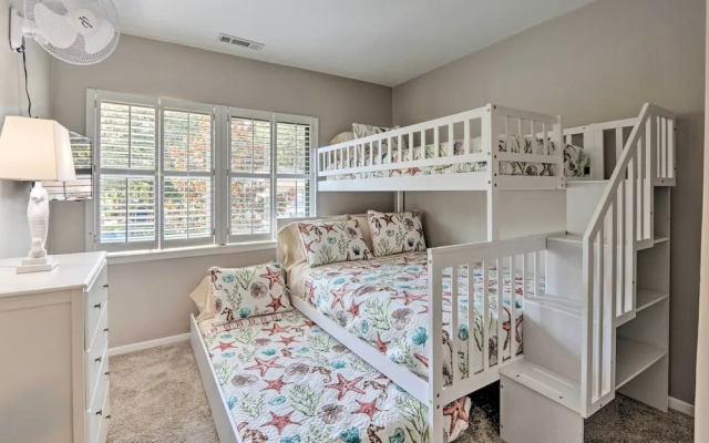 photo 2 of 1/4 Mi to Ocean: Beach Pebble Townhome w/ Patio