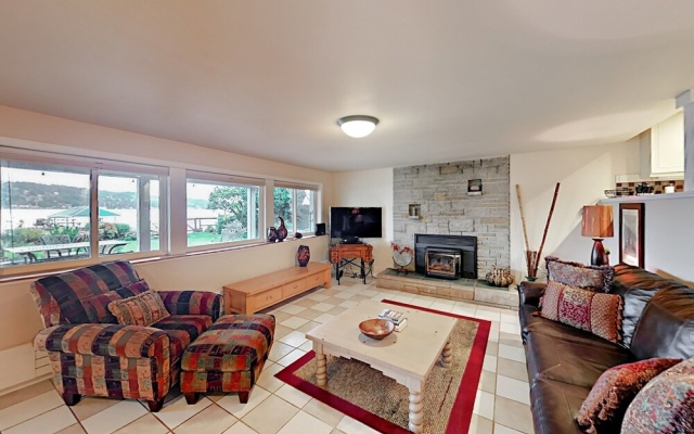 photo 4 of Beautiful 2BR Seattle Lake Apartment by RedAwning