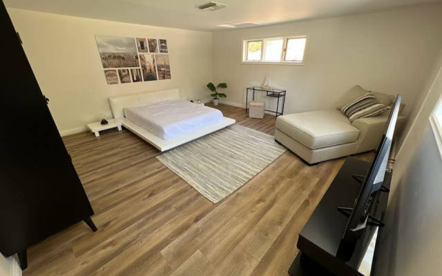 photo 2 of BEAUTIFUL 4-BEDROOM BURBANK HOME WITH SWIMMING POOL!  (p12)
