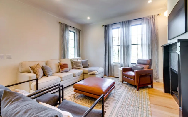 photo 5 of Belmont Vacation Home w/ Fire Pit: Walk Downtown!