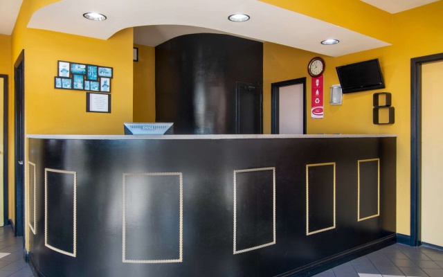 photo 2 of Econo Lodge Inn & Suites near Chickamauga Battlefield