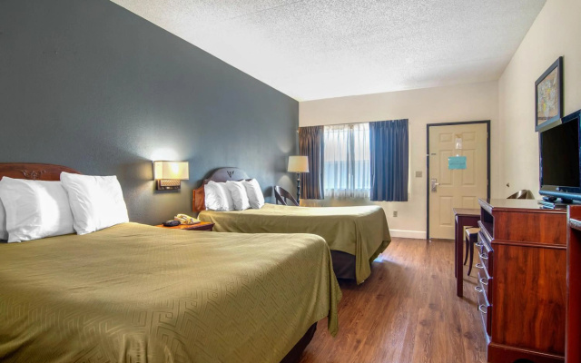 photo 3 of Econo Lodge Inn & Suites near Chickamauga Battlefield
